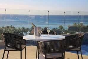 3 piscines extérieures, chaises longues