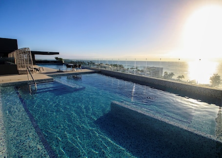 3 個室外泳池;09:00 至 22:00 開放;躺椅