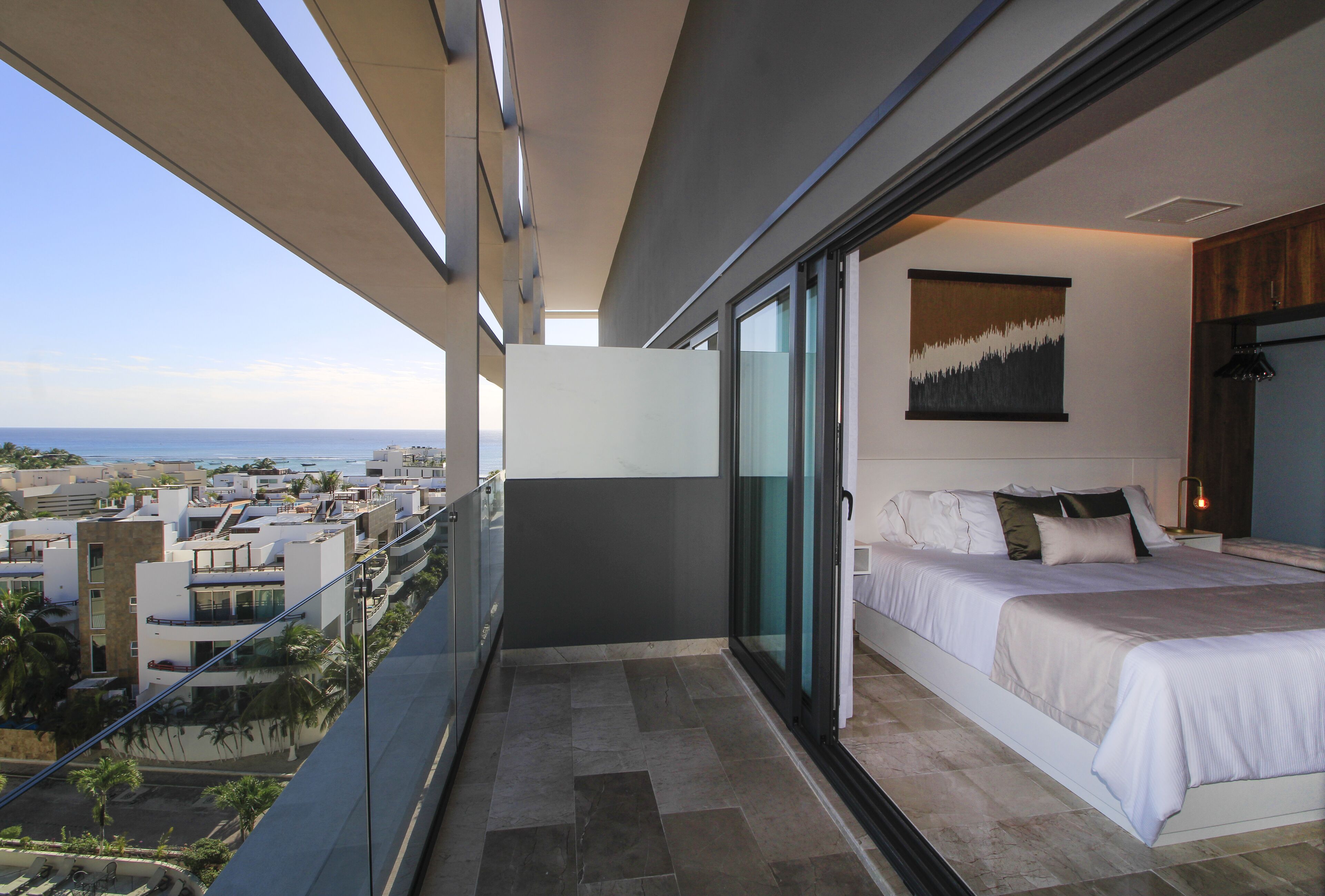 أغطية فراش متميزة وخزنة داخل الغرفة ومساحة عمل للكمبيوتر المحمول