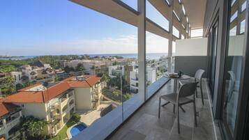 Suite Luxe, vue partielle sur l'océan | Balcon