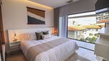 Suite de lujo, vista a la ciudad | Ropa de cama de alta calidad y caja de seguridad en la habitación
