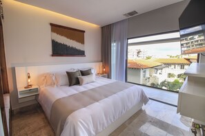 Luxury Suite, City View | Peralatan tempat tidur premium, peti besi dalam bilik 