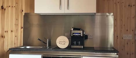Réfrigérateur, four, plaque de cuisson, cafetiÚre/bouilloire