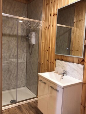 Dusche, Haartrockner, Handtücher, Seife