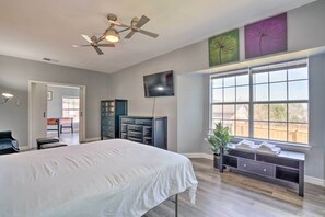 4 bedrooms, iron/ironing board, Internet, bed sheets - San Antonio Retreat w/ Fenced Pool, Near SeaWorld (San Antonio)