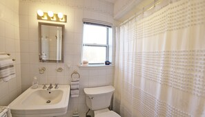 Dusche, Whirlpool, Haartrockner, Handtücher