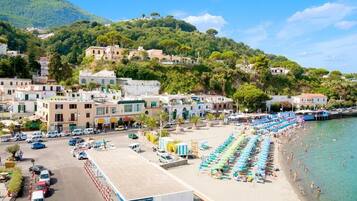 Playa privada en los alrededores, arena blanca