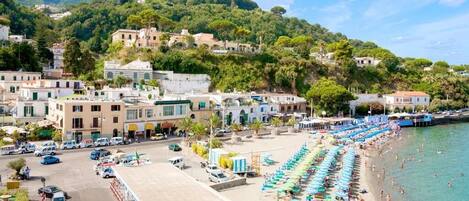 Playa privada en los alrededores, playa de arena blanca y camastros