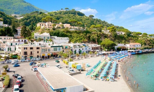 Plage privée à proximité, sable blanc, chaises longues, parasols