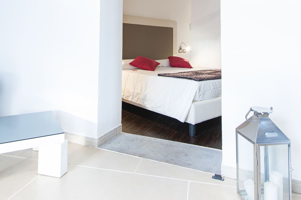 Frette Italian sheets, premium bedding, down duvets, minibar