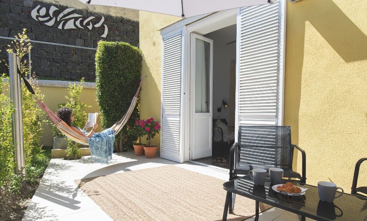 Camera Tripla Superior con terrazzino | ผ้าปูที่นอน Frette จากอิตาลี, เครื่องนอนระดับพรีเมียม, ผ้านวมขนเป็ด