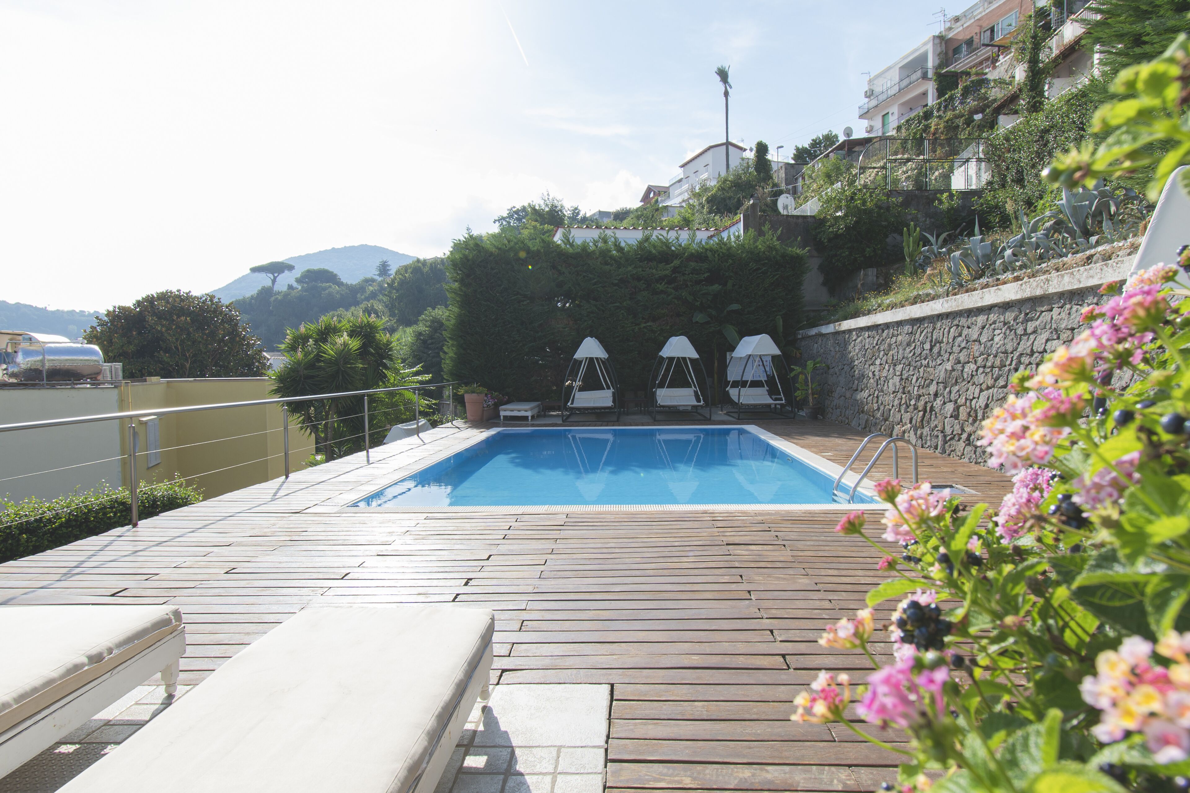 Una piscina al aire libre de temporada, tumbonas