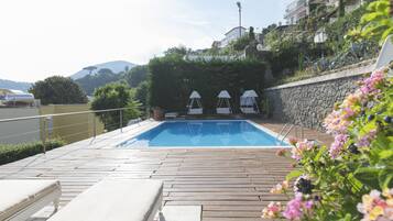 Außenpool (je nach Saison geöffnet), Liegestühle