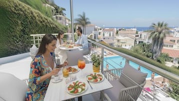 Seasonal outdoor pool, sun loungers