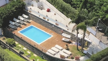 Piscina stagionale all'aperto, lettini