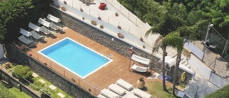 Piscina externa sazonal, espreguiçadeiras
