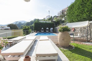 Piscine extérieure (ouverte en saison), chaises longues
