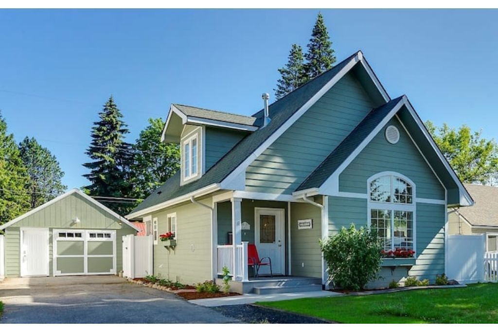 1 Mile to Lake CDA, EV Charger, King beds and trailer parking!