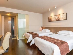 A hotel room with two beds, a desk, and a chair. - Jinjiang Inn Select (Qingdao)