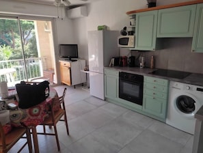 Een koelkast, een microgolfoven, een oven, een kookplaat
