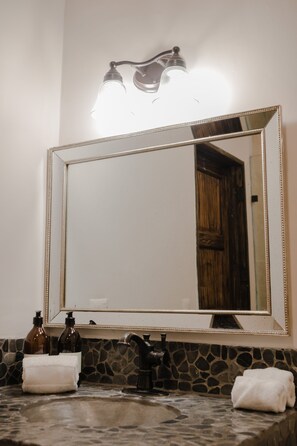 Een douche, handdoeken, zeep, shampoo