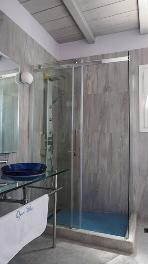 Handtücher, Seife, Toilettenpapier