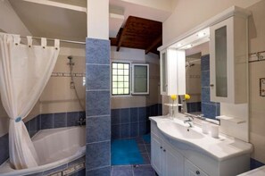 Shower, hair dryer, towels, soap - Villa Haven One (Palaia Epidavros)