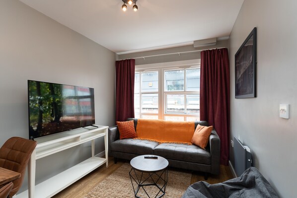 Televisio, takka, työhuone