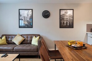 Fernseher, Kamin, Arbeitsbereiche