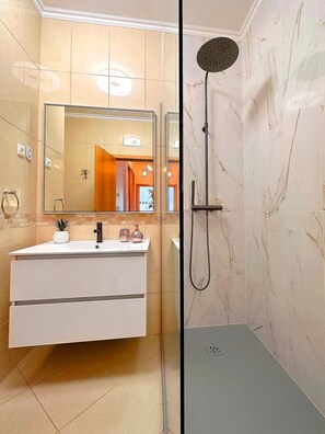 Shower, hair dryer, bidet, towels - Modern Ocean View - Bright Condo by Be Cherish (Albufeira)