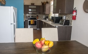 Refrigerador, microondas, lavavajillas y cafetera y tetera