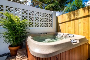 Bañera de hidromasaje al aire libre