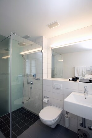 Shower, rainfall showerhead, hair dryer, towels - Hotel Restaurant Ochsen (Uster)