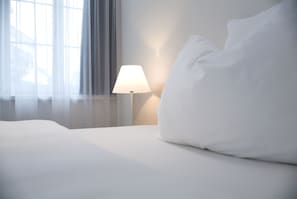 高級寢具、羽絨被、客房內保險箱、書桌