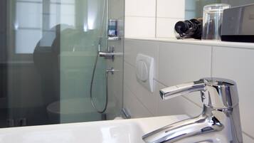 Suihku, sadesuihkupää, hiustenkuivaaja, pyyhkeet