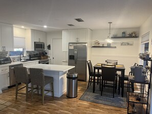 Jääkaappi, mikroaaltouuni, uuni, liesi