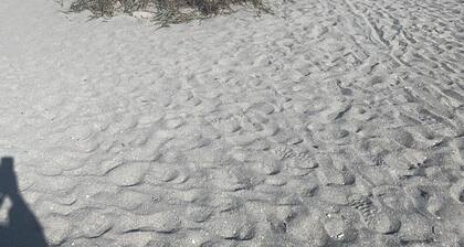 Venice Island Beach Retreat. 5 min walk to close beach-downtown. 1 minute by car