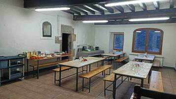 Petit déjeuner continental (7.5 EUR par personne)