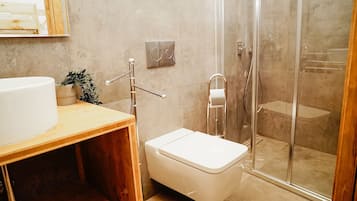 Ein modernes Badezimmer mit Dusche, Toilette und Waschbecken.