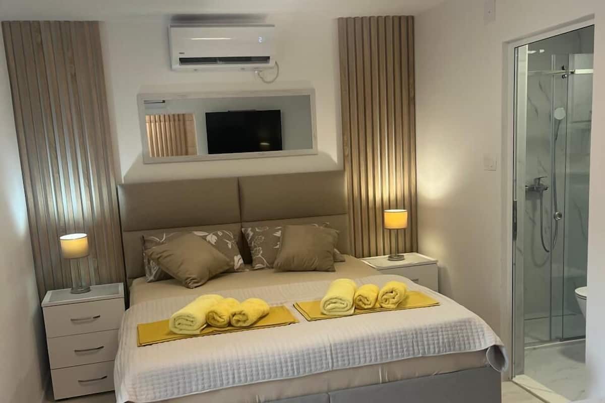 Estudio clásico, 1 cama Queen size, vista parcial al mar, en el área del patio | 1 habitación, ropa de cama de alta calidad y camas con pillow-top