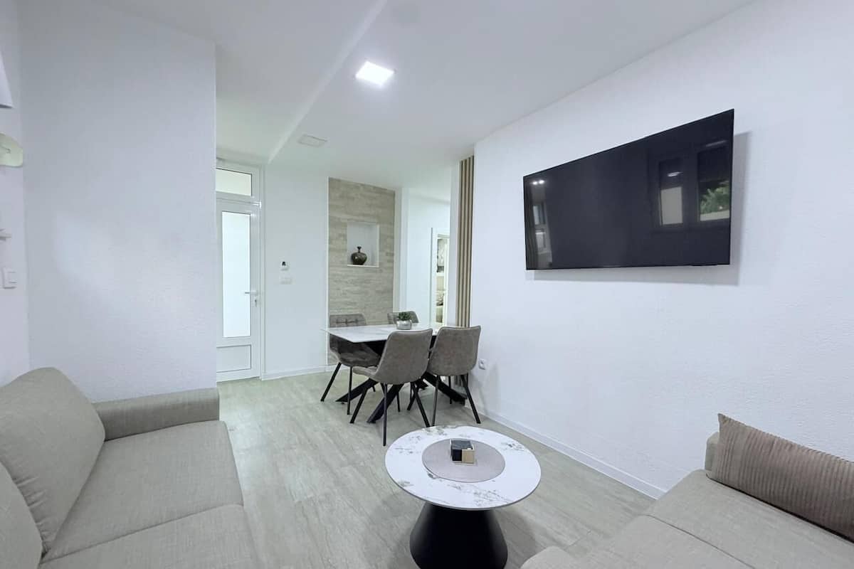 Deluxe Apartment, 2 Bedrooms, Courtyard View, Ground Floor | Living area