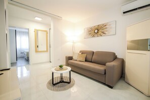 Căn hộ Cao cấp, 1 giường cỡ queen và sofa giường, quang cảnh vịnh | Khu phòng khách | Smart TV 42-inch có truyền hình kỹ thuật số, Netflix, dịch vụ stream 