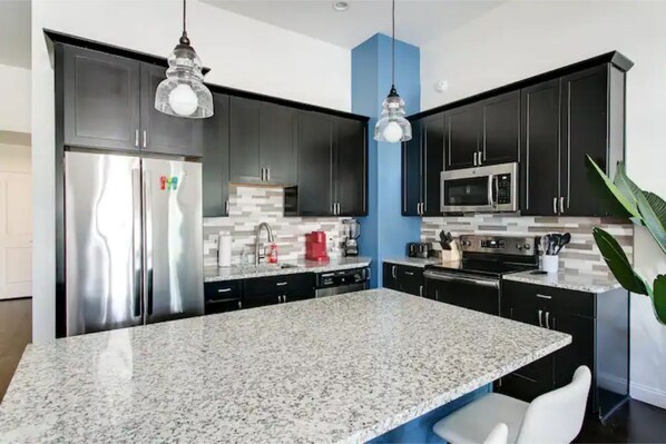 Refrigerador, microondas, horno y parrilla de estufa 