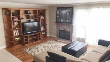 Een smart-tv, een open haard en boeken