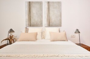 5 bedrooms, soundproofing, iron/ironing board, travel cot