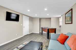 Smart TV, offices - 2 bedroom, 1 bath, with additional sofa sleeper, dog friendly w. fee, Foosball Table, quiet neighborhood (Cañon City)