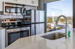 Fridge, microwave, oven, stovetop - SEAGLASS TOWER MYRTLE BEACH 7 NTS MAR.10-17,2024 DELUXE-OCEANFRONT ONE BDRM (Myrtle Beach)