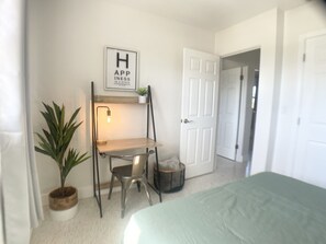 3 bedrooms, travel cot, WiFi, bed sheets - Bohemian Bungalow on Byron Road (Fort Myers)