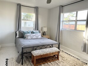 3 bedrooms, travel cot, WiFi, bed sheets - Bohemian Bungalow on Byron Road (Fort Myers)