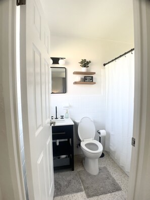Shower, hair dryer, towels, soap - Bohemian Bungalow on Byron Road (Fort Myers)
